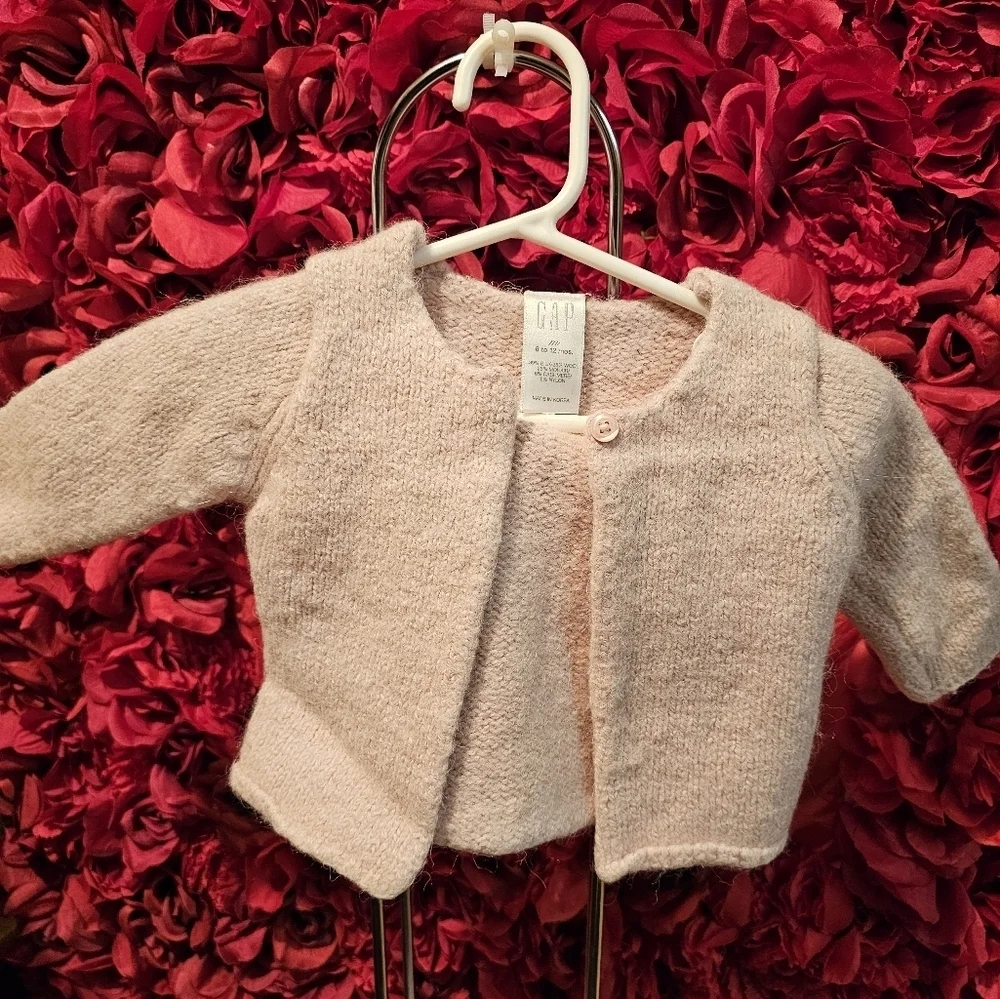 Gap 6-12 months sweater, missing loop to latch button